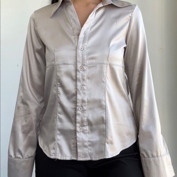 Satin cream blouse. Size small. Good condition. - Picture 3 of 5